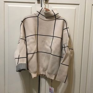 ⏰ Beige and Black turtleneck sweater ⏰